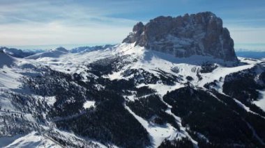 Selva de Val Gardena 'daki sakin kış manzaralarının tadını çıkarın. Kar, resimli Alpler' i örtüyor ve mükemmel bir kaçış yolu oluşturuyor..