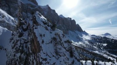 Selva de Val Gardena 'nın göz kamaştırıcı kış manzarasını deneyin, görkemli karla kaplı zirveler ve dingin güzellikler.