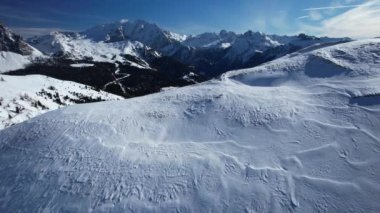 Selva de Val Gardena 'nın görkemli dağları ve el değmemiş karla çevrili büyüleyici kış manzarasını deneyin..