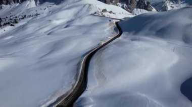 Selva de Val Gardena 'nın karlı arazisine tanık olun. Kışın Alpler' i sakin bir harikalar diyarına dönüştürdüğü yere..