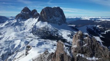 Selva de Val Gardena 'daki kış Alpleri' nin görkemli karlı dağlarıyla nefes kesici güzelliğini tecrübe edin..