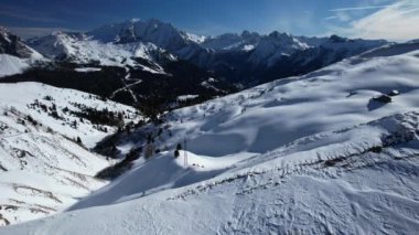 Selva de Val Gardena 'nın büyüleyici kar manzaraları ve görkemli dağlarıyla nefes kesici kış manzarasını keşfedin..