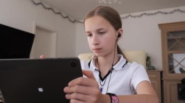 Evde oyun oynayan genç bir kız, boş zamanlarında en sevdiği tablet oyunlarını keşfediyor..