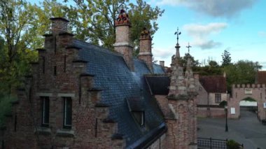 Brugge 'ün çarpıcı çatılarını deneyimlemek, gün boyunca eşsiz mimarisini ve büyüleyici atmosferini sergilemek..