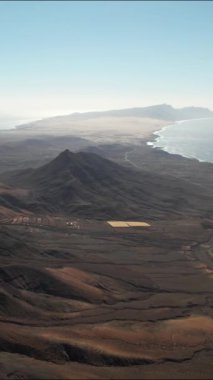 Fuerteventura 'nın eşsiz coğrafyasını, dağlarını ve sahil şeridini gösteren büyüleyici bir hava manzarasını deneyimleyin..