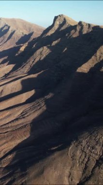 Gün batımında Fuerteventura dağlarının nefes kesici hatlarını ve değişen gölgelerini keşfedin. Doğal güzellik ve sükuneti gözler önüne serin..