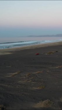 Güneş Fuerteventura 'nın güzel kumsallarında batarken sakin bir an yaşayın..