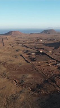 Fuerteventura 'nın çarpıcı volkanik arazisini keşfedin. Gün batımında eşsiz jeolojik oluşumlar ortaya çıkar..