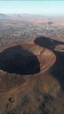 Fuerteventura 'nın nefes kesici volkanik kraterlerine tanık olun. Adaların eşsiz jeolojik özelliklerini ve geniş görüşlerini sergiliyorlar..