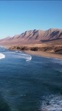 Gün doğumunda Fuerteventura kıyı şeridinin ve görkemli dağların nefes kesici güzelliğini tecrübe edin..