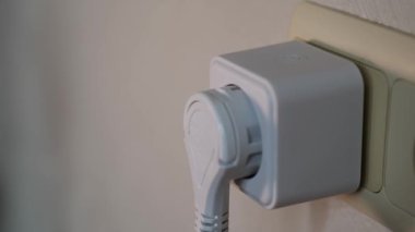 Zahmetsiz denetim ve otomasyon için mobil bir uygulama kullanarak akıllı ev soketinizi nasıl yöneteceğinizi öğrenin.