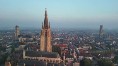 Bruges 'ün şafak vakti nefes kesici hava manzarası tarihi mimarisini ve dingin kanallarını gözler önüne seriyor..