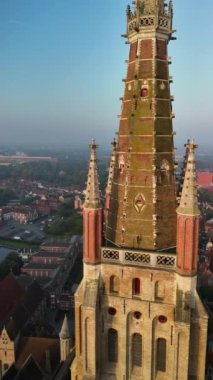 Sabahın erken saatlerinde ikonik ortaçağ binaları ve dingin kanallarıyla Bruges 'ün nefes kesici hava manzarasını tecrübe edin..