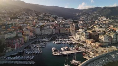 Bastia 'nın canlı marinasına tanık olun. Güneş tepelerin ardında yavaşça batarken sallanan tekneler sakin bir atmosfer yaratıyor..