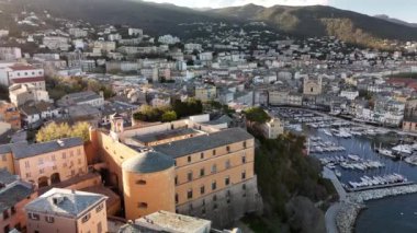 Altın güneş ışığı renkli binaları ve hareketli limanları yıkarken Bastia 'nın cazibesini hissedin büyüleyici bir kıyı manzarası ortaya çıkar..