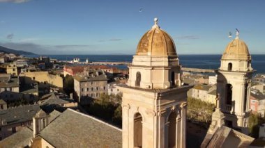 Bastias mimarisinin ve sahil şeridinin nefes kesici manzaralarını keşfedin, gün batımında Korsika 'nın özünü yakalayın..