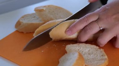 Ekmek dilimlemek için en iyi tekniği öğrenin. Evde lezzetli sandviçler yapmak için mükemmel..