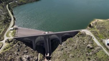 Korsika 'ya karşı kurulan olağanüstü barajı keşfedin. Güzel manzara, sergilenen su ve kayalık arazi..