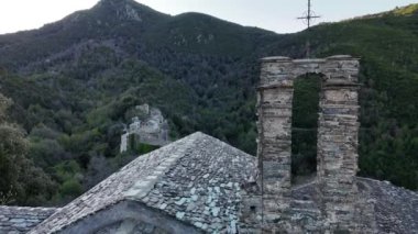 Günbatımında Corsicas 'ta yuva yapmış nefes kesici manzaraları ve antik yapıları keşfedin..