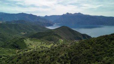 Korsika 'nın büyüleyici doğal güzelliğini tecrübe edin. Yazın bereketli yamaçlar ve görkemli kıyı manzaraları..