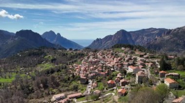 Korsikalı bir köyün dingin güzelliğini keşfedin. Yükselen dağlar ve yemyeşil alanlar arasına yerleşmiş..