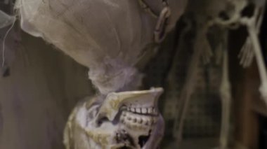 Cadılar Bayramı süslemeleri ve ürkütücü aksesuarlarla dolu perili bir evin içindeki ürkütücü ortamı keşfedin..