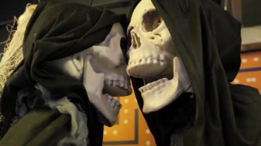 Benzersiz ve büyüleyici bir sanatsal tasvir. İki iskelet birbirine çok yakın bir anın tadını çıkarıyor.