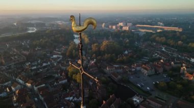 Güneş doğarken Brugge 'ün nefes kesici güzelliğini keşfedin. Tarihi binalarını ve huzurlu kanallarını aydınlatın..