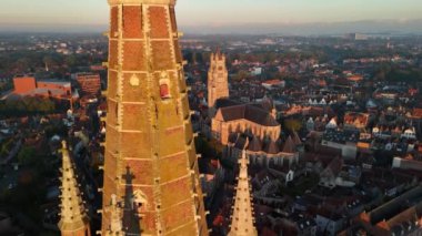 Güneş batarken Brugge 'ün büyüleyici güzelliğine tanık olun. Nefes kesici mimarisini ve dingin atmosferini aydınlatıyor..