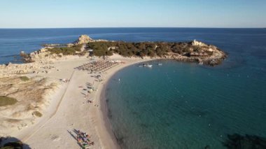 Punta Molentis sahilinin dingin güzelliğini deneyimleyin. Turkuaz sular ve altın kumlar büyüleyici bir günbatımı manzarası yaratır..