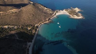 Sardunya 'daki sakin suları ve nefes kesici Punta Molentis manzaralarını altın saatinde tecrübe edin..