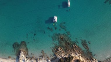 Punta Molentis 'in büyüleyici kıyı şeridini keşfedin, kristal berrak suların kayalık araziler ve canlı deniz canlılarıyla buluştuğu.