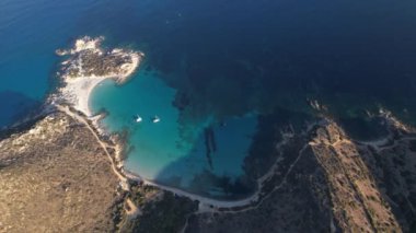 Punta Molentis 'in nefes kesici kıyı şeridini keşfedin, kristal berrak suları ve manzaralı manzaraları sergileyin..