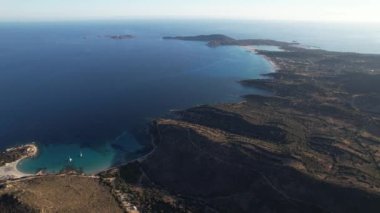 Punta Molentis 'in büyüleyici kıyılarını deneyin, turkuaz suların nefes kesen günbatımının altında altın kumlarla buluştuğu.