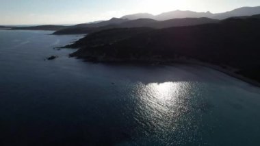 Sükunetli suları ve büyüleyici Punta Molentis manzaralarını deneyin, Sardunya altın gün batımı ışığında yıkandı..