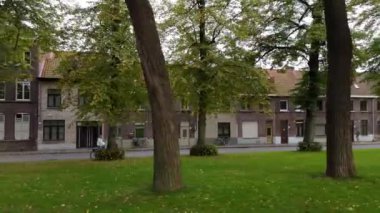 Brugge 'ün ilginç sokaklarını keşfedin. Sonbahar yaprakları canlı mimariyi ve dingin çevreyi geliştiriyor..