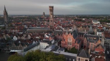 Brugge 'ün nefes kesen manzarasını yaşayın. İnsansız hava aracı, tarihi binaları ve sakin atmosferi yakalıyor..
