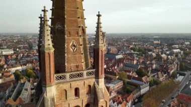 Gün boyunca Brugge 'ün ikonik mimarisi ve güzel çevresinin büyüleyici manzaralarını keşfedin..