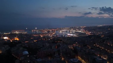 Ceneviz 'in üzerine gece çöktüğünde şehir ve liman pırıl pırıl ışıklarla canlanıyor. Şehir güzelliğinin nefes kesici manzarası sunuluyor..