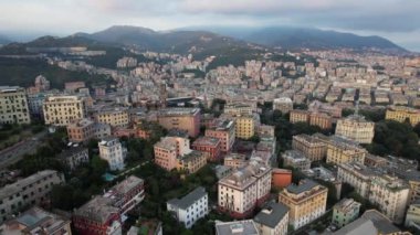 Cenova 'nın canlı mimarisine ve manzaralı tepelerine tanık olun. Şehir akşama doğru güzelliğini vurgulayarak....