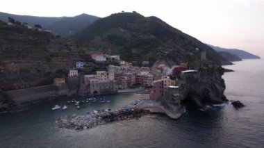 Güneş doğarken Cinque Terre 'nin büyüleyici güzelliğini keşfedin. Deniz kıyısındaki kayalıklara tünemiş renkli evleri aydınlatın..