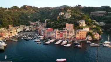 Portofino 'nun nefes kesici manzaralarını, canlı binaları ve pitoresk bir limanı deneyin..