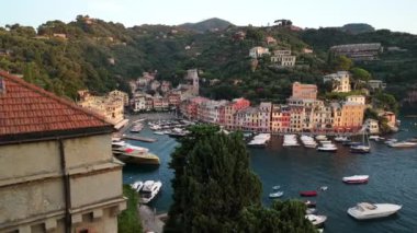 Güneş batarken Portofino 'nun büyüleyici köyü canlanıyor. Renkli binaları ve sakin limanı gözler önüne seriliyor..