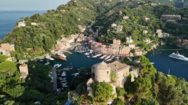 Portofino 'nun nefes kesen güzelliğini keşfedin. Canlı limanını, etrafını saran tepeleri ve alacakaranlıkta sakin suları gösterin..