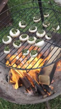 Lezzetli doldurulmuş mantarlar açık ateşte kızartılıyor, arka bahçede zengin tatlar üretiliyor..