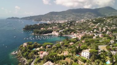 İtalya, Rapallo 'nun nefes kesici manzaralarını ve sakin sularını keşfedin, canlı kıyı yaşamını gözler önüne serin..