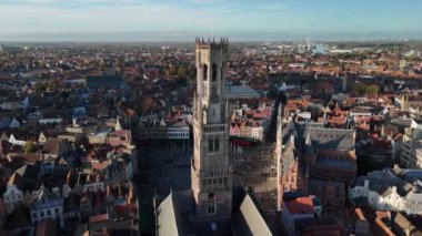 Brugge 'ün nefes kesici hava manzarasını ele alalım, ikonik çan kulesini ve şehrin dört bir yanındaki canlı sonbahar manzarasını görelim..