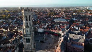 Brugges tarihi merkezinin canlı atmosferini keşfedin, etkileyici çan kulesi ve hareketli pazar yeri.
