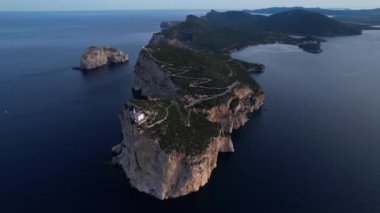 Güneş dramatik uçurumların ve berrak suların üzerinde batarken Sardunya 'daki Capo Caccia' nın çarpıcı güzelliğine tanık olun..