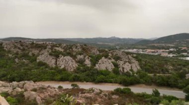 Sardunya 'nın büyüleyici doğal güzelliğini keşfedin kayalık arazileri ve yeşil tepelerin ortasındaki manzaralı yollarıyla.